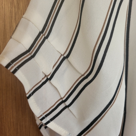 Daniel Rainn NWOT short sleeve striped blouse with split side hem, Medium - Picture 10 of 14